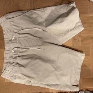 Rebel shorts - Detta är ett par sommar shorts till ett fint pris men en bra struktur och form. Där jag köpte in detta för 500 kr. 