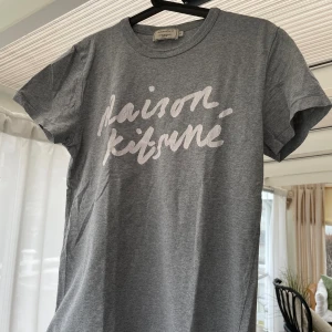 💫Maison Kitsune 💫 - Säljer denna riktig feta Maison Kitsune T Shirt som kommer trenda i sommar | Storlek XS, sitter större så passar perfekt till dig som har S | Upp till 178cm | Riktigt fint skick | Nypris 1000kr | Mitt pris 549kr
