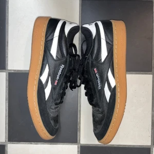 Reebok classic - Reebokskor! Mycket sparsamt använda. Vet inte vad modellen heter