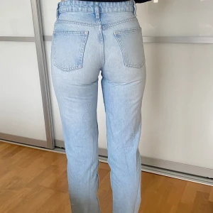 Jeans från Zara - Jeans från Zara. Straight leg. Storlek 34. Använt mycket och är mina favorit jeans men säljer då dem är lite för små.