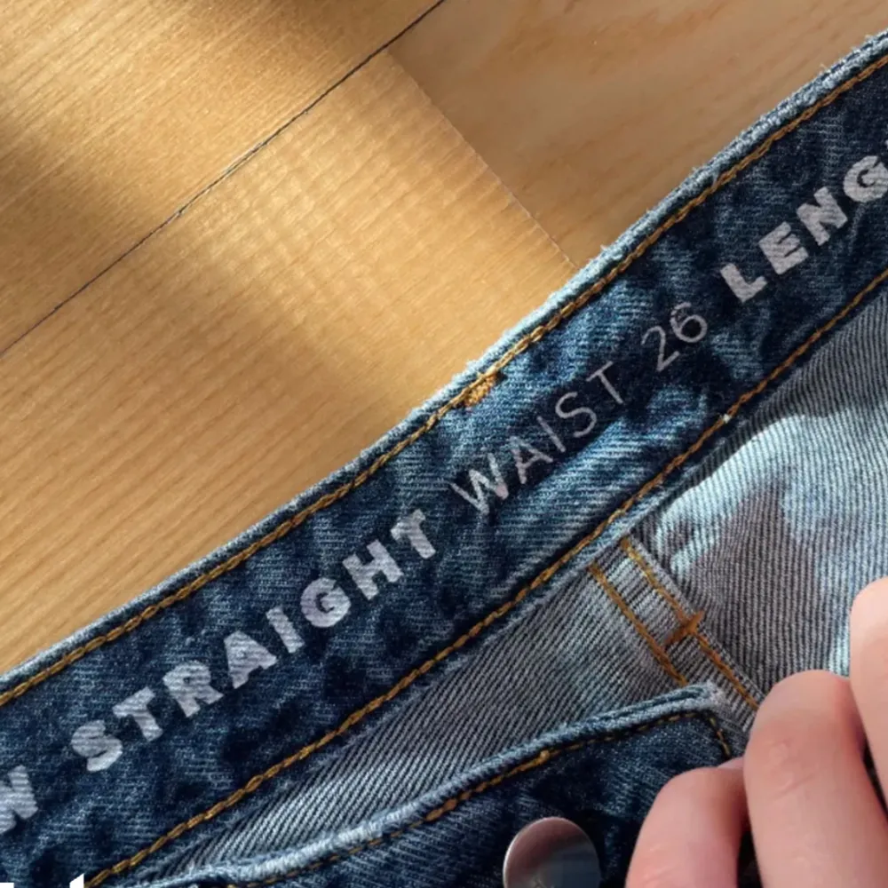 Low waist bikbok jeans. Endast använda ett fåtal gånger💕 de är straight i modellen.. Jeans & Byxor.