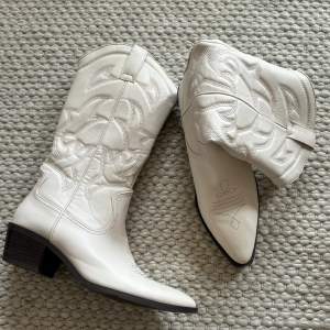 Coola cowboy boots i storlek 39! Se slitage sista bilden 🩷