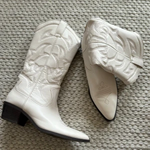 Cowboy boots  - Coola cowboy boots i storlek 39! Se slitage sista bilden 🩷