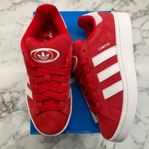Adidas Campus 00s ”Better Scarlet” (Juniormodell) - Helt nya och oanvända Adidas Campus 00s ”Better Scarlet” i Juniormodellen.   Storlek 37 1/3. Pris:999+frakt. Skicka ett meddelande vid intresse