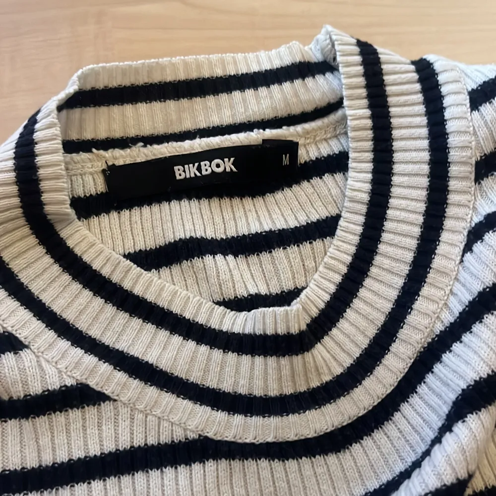 Bra skick, tröja från BikBok  frakt ingår ej . Tröjor & Koftor.