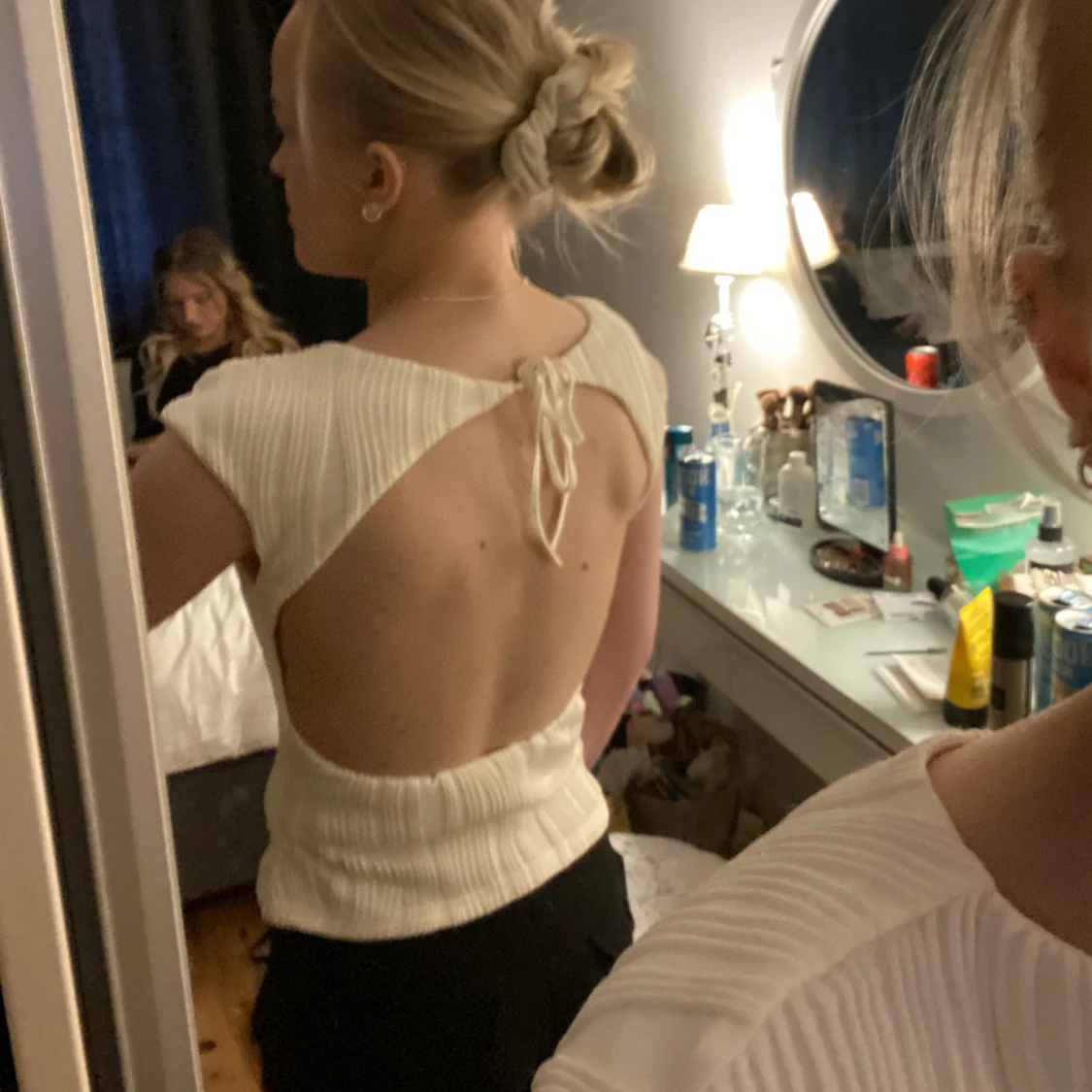 Vit topp med öppen rygg  - 90