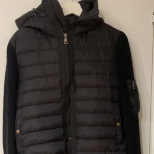 Äkta Moncler jacka/cardigan - Säljer en äkta moncler jacka i fint skick, (dock är den använd). Storlek L men passar M, de är mindre i storleken. Pris kan diskuteras vid snabb affär.