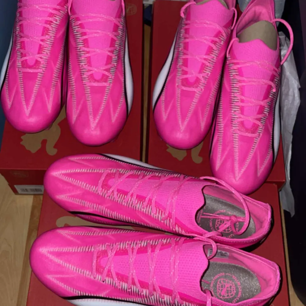 Oanvända puma fotbollsskor i storlek 44. Säljer 1 par som är kvar. OBS! Priset är per styck och de är äkta.. Kengät.