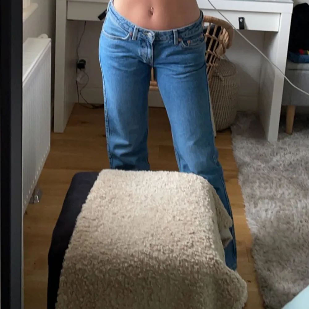 Säljer mina super snygga jeans från weekday då dem inte kommer till användning. Dem är endast använda fåtal gånger och därmed inga defekter. . Jeans & Byxor.