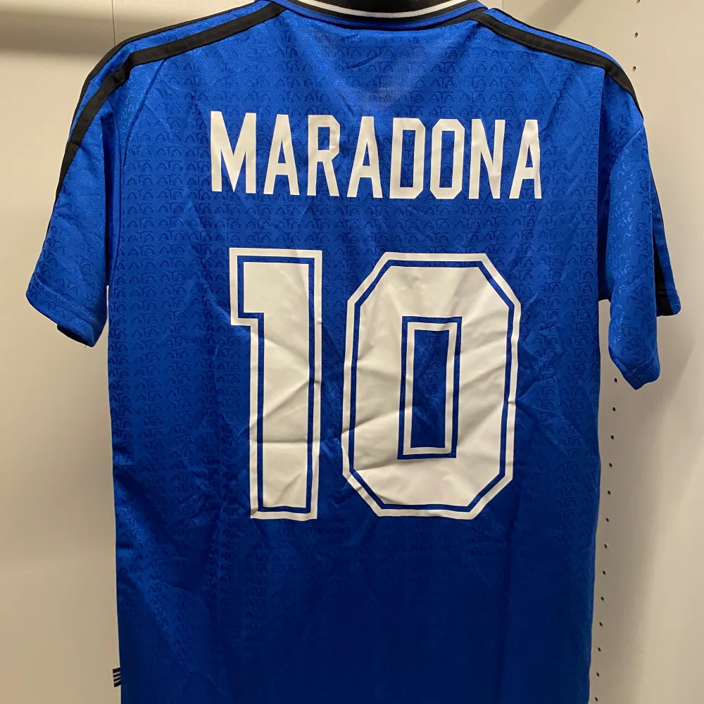 Diego Maradona Argentina fotbollströja, nmr 10. Storlek S. Hör av dig vid frågor! . T-shirts.