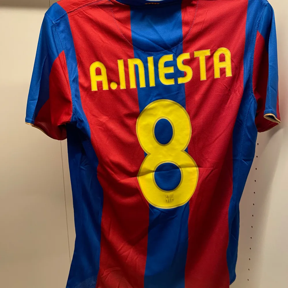 Retro Barcelona Andres Iniesta fotbollströja, nmr 8. Storlek S. Hör av dig vid frågor! . T-shirts.