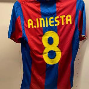 Retro Barcelona Andres Iniesta fotbollströja, nmr 8. Storlek S. Hör av dig vid frågor! 