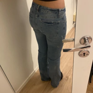 Lågmidjade bootcut jeans  - Lågmidjade jeans, inprencip oanvända o köpta förra året från Bershka men lappen är borta. Säljer eftersom de inte kommit till användning. På insidan av midjan har jag klippt hål för att spänna jeansen med snöre men syns inte på utsidan🙌🏼