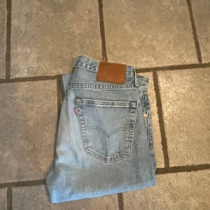 Levis 501 jeans - Färgen är ljusblåish säljer då jag inte använder dem längre. Skick 9/10. Nypris 1100 mitt pris 300.