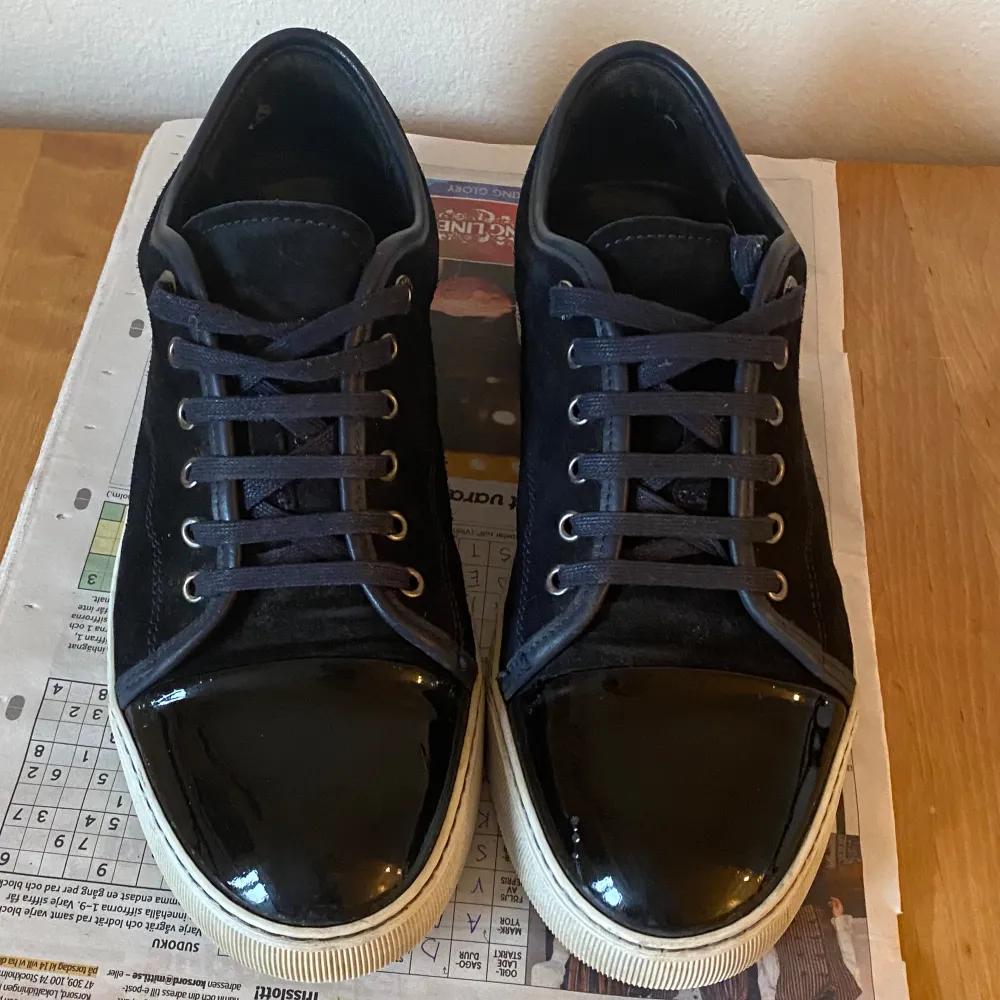 Säljer mina mörkblåa lanvins i Uk9! Endast skorna medkommer vid köp. Passar 43-44. Skriv i Dm för fler bilder eller frågor!. Skor.