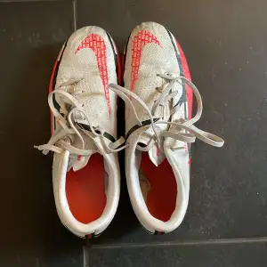 Fotbolls skor i storlek 36 använda en sägong säljer för dem är för små.