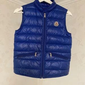 Moncler väst - Äkta väst från moncler köpt på NK  Västen är i fint skick och väldigt sparsamt använd.  Priset kan diskuteras vid snabb och smidig affär.