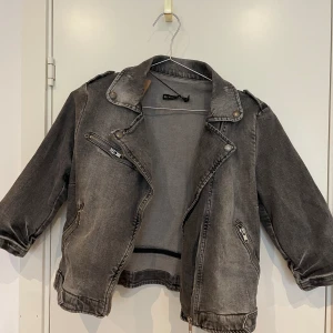 Trekvartsätmad jacka - Snygg croppad jeans jacka med trekvarts ärm med snygga detaljer och fickor.