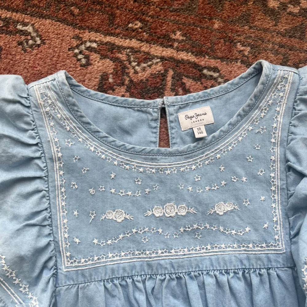 Säljer jätte söt blå blus med volang från Pepe Jeans, köpt i Spanien för ca 600. Storlek 140 men skullle kunna passa xxs💞 Buda i kommentarerna eller köp direkt för 300. Blusar.