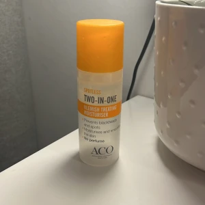 Blemish treating moisturiser - Blemish treating moisturiser från aco. Cirka 25 % kvar i flaskan, därav priset. 