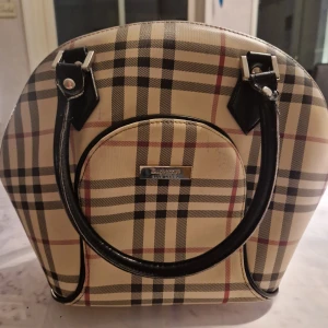 Burberry väska - Hej säljer nu min burberry väska i skick 8/10 riktig snygg nu när solen börjer komma fram!
