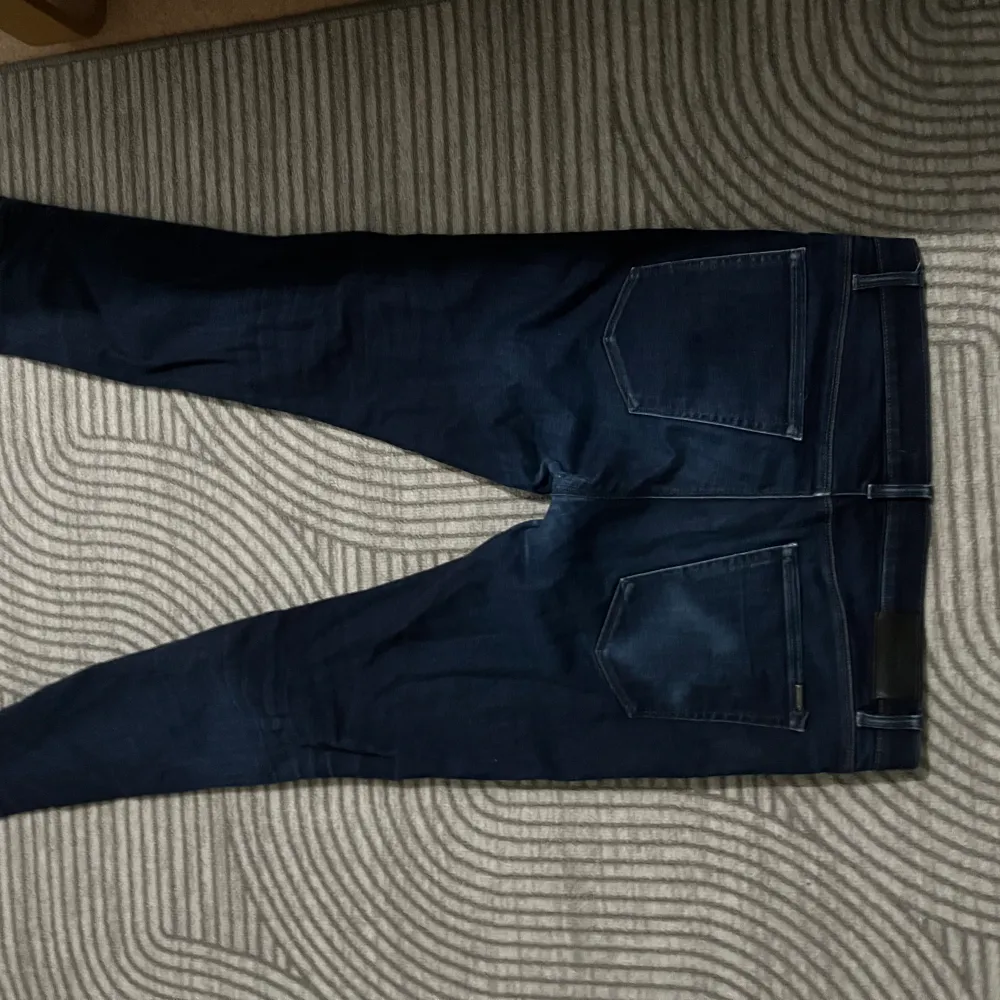 Säljer ett par Hugo boss jeans som ser bra ut, passar till bra stil. 36/34. Jeans & Byxor.