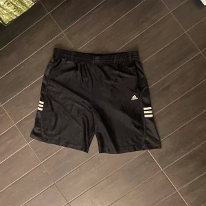 Adidas Träningsshorts  - Mycket bra skick! Som nyskick Storlek: M Nypris: 350 kr