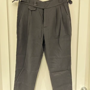 Kostymbyxor - Linnen känsla i materialet. Luftiga och super sköna. Använda 1 gång