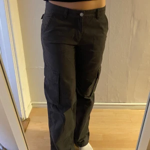 Cargopants grå - Supersnygga cargopants från Gina Tricot, använda enstaka gånger. Storlek 34 men sitter bra på mig som är 172 cm så skulle säga stora i storleken! Köpta för 450kr✨