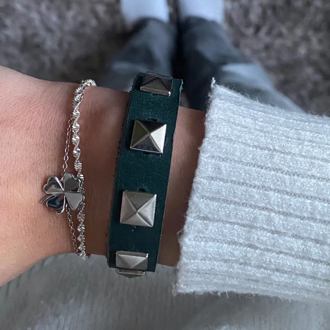 Grönt läderarmband med silverfärgade nitar🌟