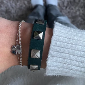 Grönt läderarmband med silverfärgade nitar🌟 - Finns ett begränsat lager! Handgjort armband av spilläder