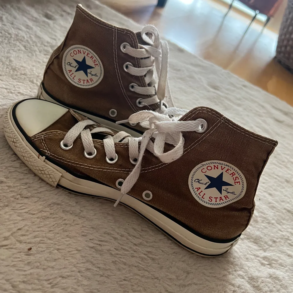 Säljer dessa Converse i fin brun färg. De är i fint skick, det enda att anmärka på är att färgen är något blekt men inget som syns märkbart . Skor.