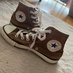 Bruna Converse  - Säljer dessa Converse i fin brun färg. De är i fint skick, det enda att anmärka på är att färgen är något blekt men inget som syns märkbart 
