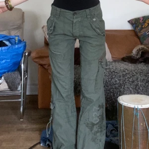 Sjuka bootcut cargos  - Aldrig använda! Köpa vintage i Frankrike, så fina detaljer precis överallt, skickar fler bilder om man vill ha:) som nya!