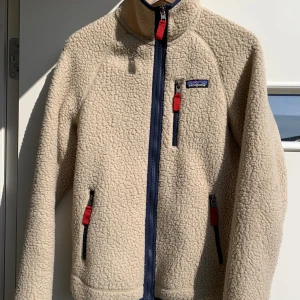 Patagonia fleece - Patagonia fleece. Säljer pga för liten. Riktigt snygg och skön fleece 