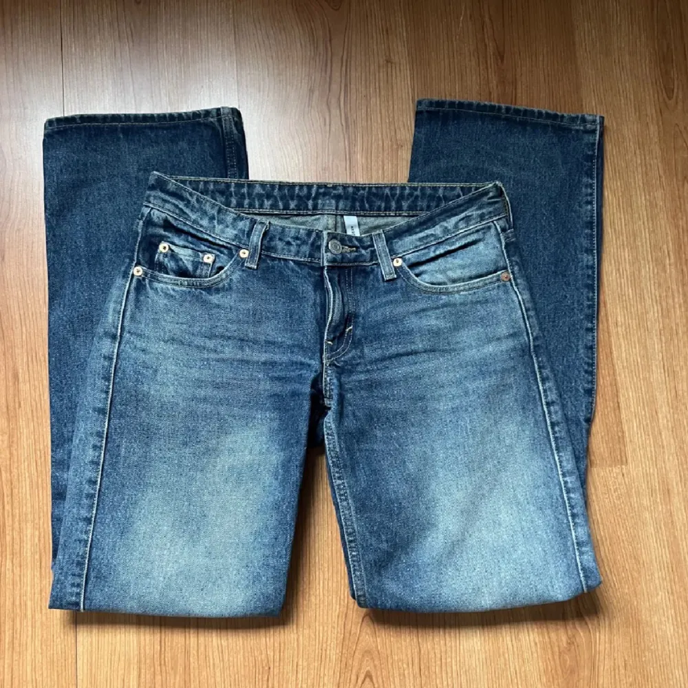 säljer dessa lågmidjade jeans från weekday, de är i jättebra skick!!🩵🙌🏻Strl 26, längd 32 Nypriset är runt 600kr . Jeans & Byxor.