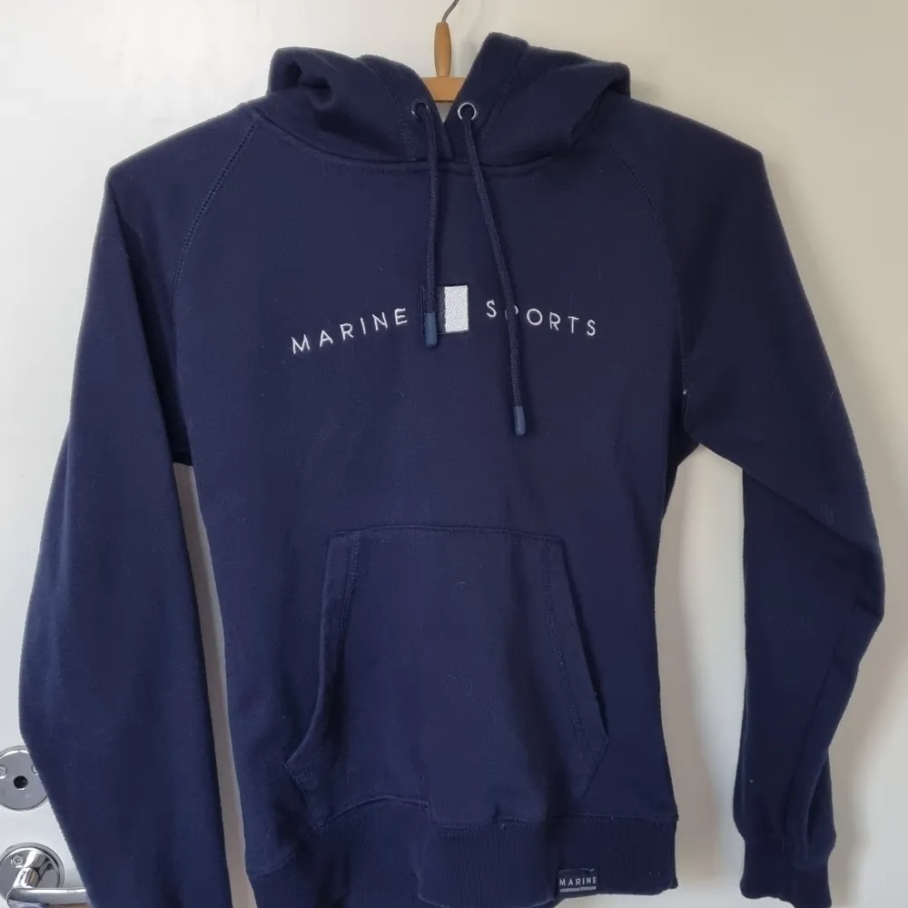 Jättemysig marinblå hoodie! Passar de som har xs eller s. Hoodies.