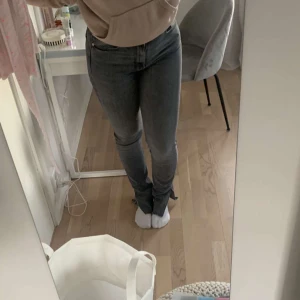 Gråa jeans  - Säljer nu ett par gråa Zara jeans då dom inte kommer till användning eftersom dom är lite för långa. Liten skada/hål uppe där bältet ska sitta men annars i väldigt fint skick!🫶Strl 36
