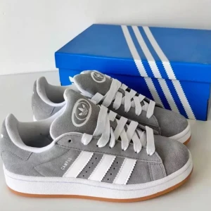 Gråa Campus 00 - Säljer dessa helt nya, skitsnygga Campusskorna då de tyvärr var för stora för mig. Skriv till mig vid eventuella frågor! Om någon har mindre storlek och vill byta så skriv gärna till mig😊  (Första bilden lånad)