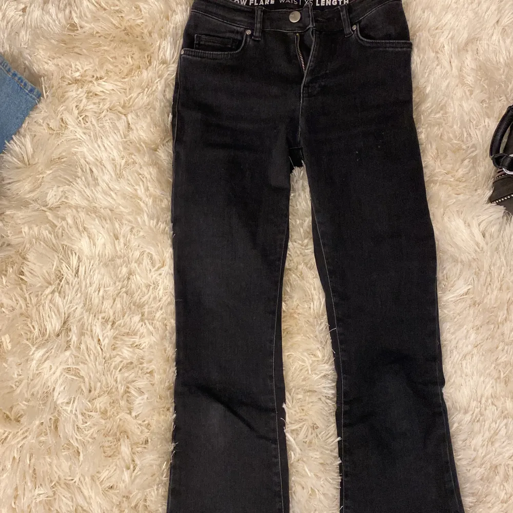 Snygga svarta lågmidjade jeans från bikbok i storlek xs. Passar tyvärr inte mig längre. Nypris 699kr. Pris kan diskuteras.. Jeans & Byxor.
