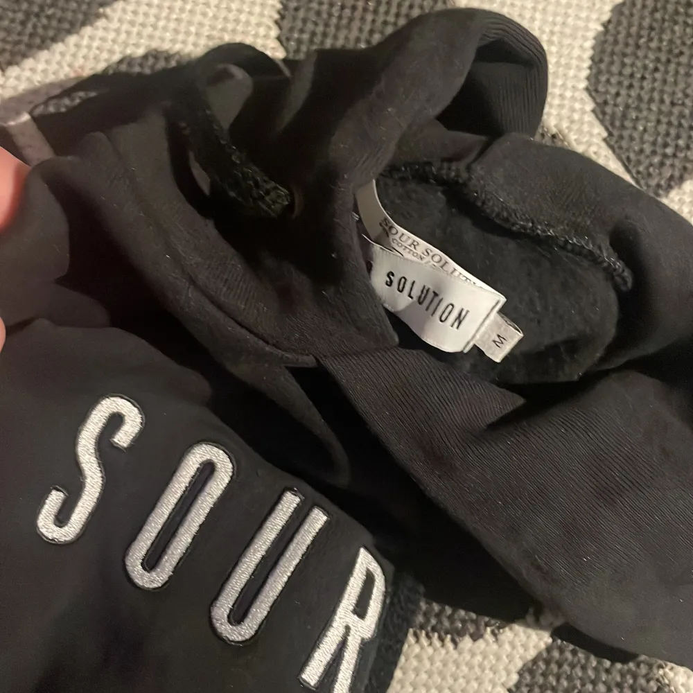 Sour solution sour arms hoodie black har bara använt en gång för jag tycker inte den passar mig bra så kvaliteten är bra skriv för mer bilder eller frågor. Hoodies.