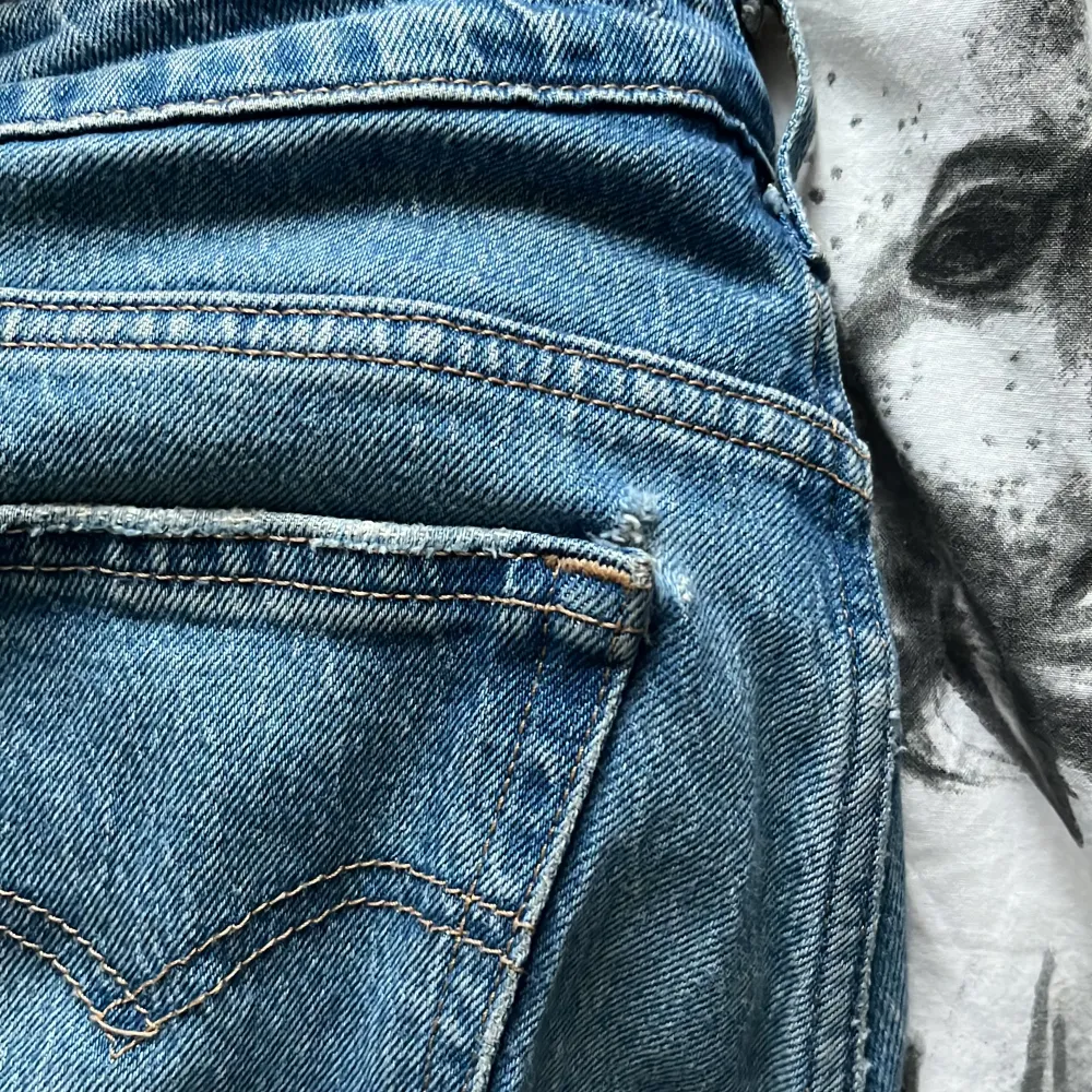 Low pitch straight blå jeans från Levis. Liten slitning vid ena bakfickan, annars gott skick. Köpta för 1200kr. Storlek 26.. Jeans & Byxor.
