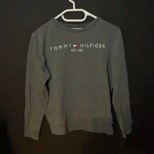 Hej! Säljer en Tommy Hilfiger sweatshirt pga förliten. Nypris 799.