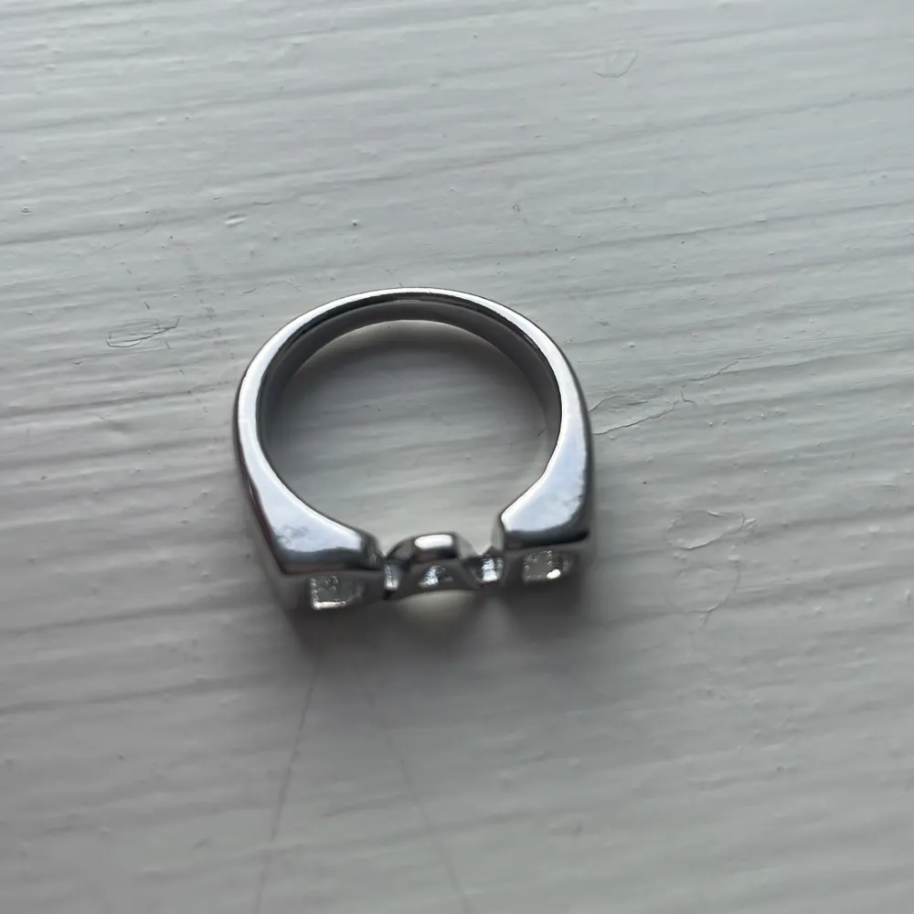Säljer denna trendiga ring med ordet ”Dad”. Liknar de från L8L Hasselblad och  Edblad. Så snygg men för stor för mig. Diameter: 1.7cm (M). Accessoarer.