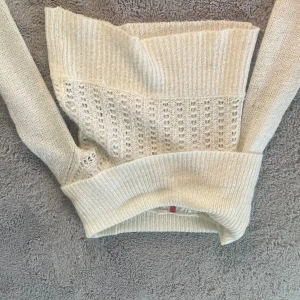 Stickad tröja!! - En tröja som går att vika ner, köpt second hand men bra skick!Inga synliga defeker, hör av dig bid intresse eller frågor 💕