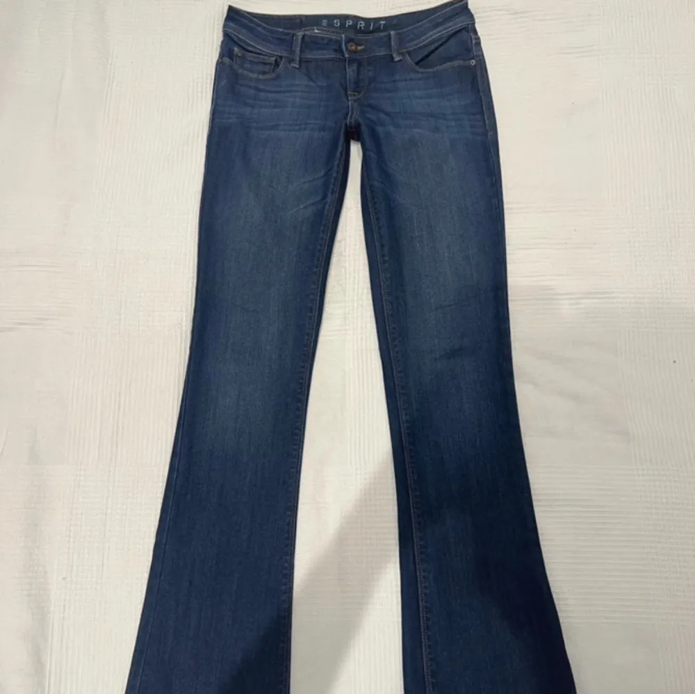Säljer dessa jättefina jeansen från esprit då de tyvärr inte passade mig.💕💕 skriv för fler bilder på mått🫶🏼🫶🏼. Jeans & Byxor.
