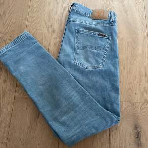 Säljer dessa snygga nudie jeans som jag inte behöver längre  Modell: Lean Dean Färg: light broken indigo (blå) Storlek: W30 L30 Väldigt bra skick, nypris 1600kr mitt pris 499kr! Hör av dig! 