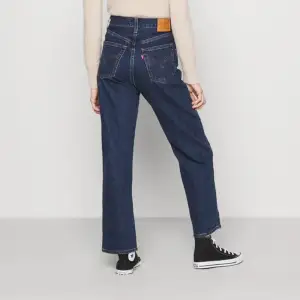 Levi’s ribcage straight jeans i storlek 24x28. Nästintill oanvända och superfint skick! Köptes för 1559kr och passar XS/XXS