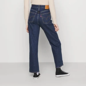 Levis Ribcage Straight - Levi’s ribcage straight jeans i storlek 24x28. Nästintill oanvända och superfint skick! Köptes för 1559kr och passar XS/XXS