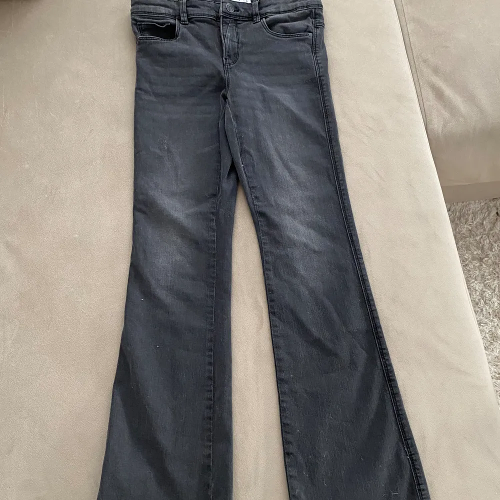 Svarta bootcut jeans med två bak fickor. Storlek 13-14 år. . Jeans & Byxor.